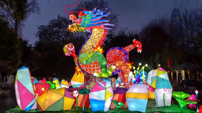 直播济南|逛大明湖庙会，赏趵突泉花灯！大年初一寻年味