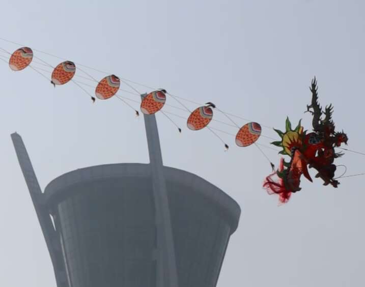 上午9时,市人民广场化身风筝的海洋,传统的串式风筝,板式风筝与现代