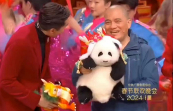 新春走基层｜春晚上的熊猫玩偶产自山东菏泽，这里有座熊猫工厂