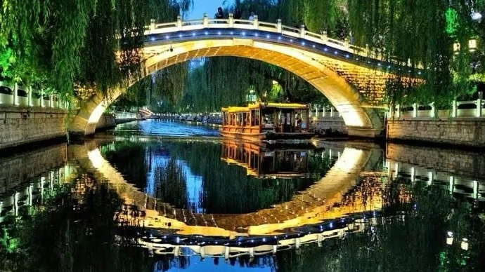 直播济南｜乘护城河画舫赏花灯，新春夜游济南老城区