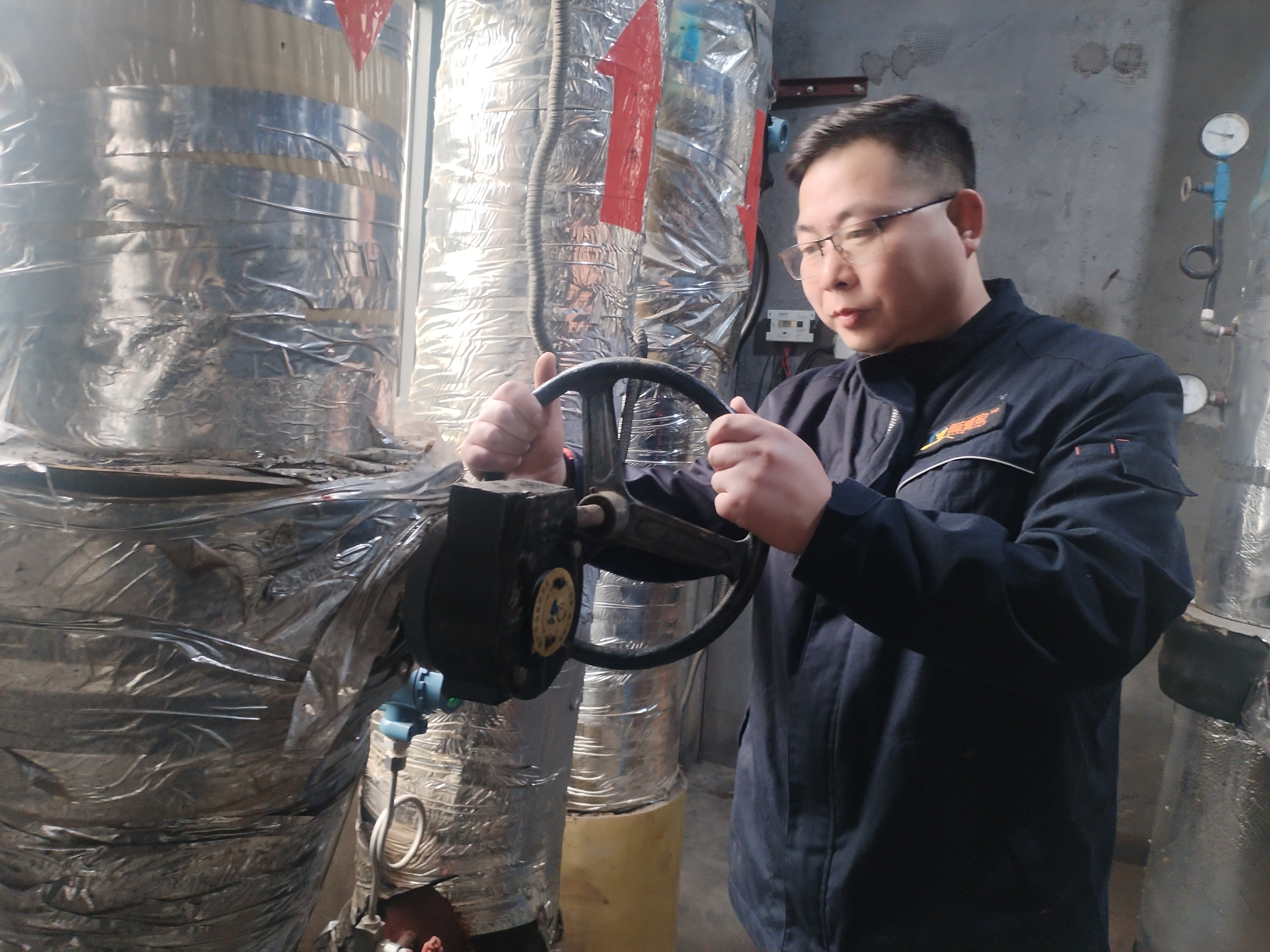 新春走基层|风雪中穿梭的他们，守护了千家万户的温暖