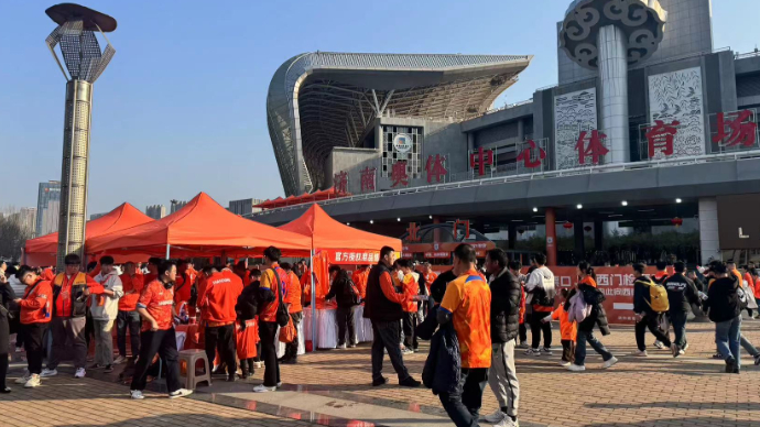 壹直播| 大年初四现场看个亚冠，全国的球迷都来了！