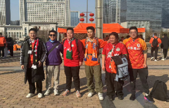 聚焦亚冠 | 铁杆球迷坐17个小时硬座也要为泰山队呐喊