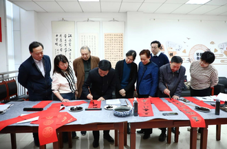 省人社厅组织开展“送万福 进万家”写春联活动