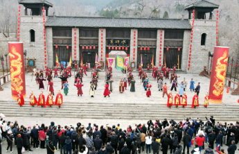 春节假期，水泊梁山风景区人气满满，年味浓浓