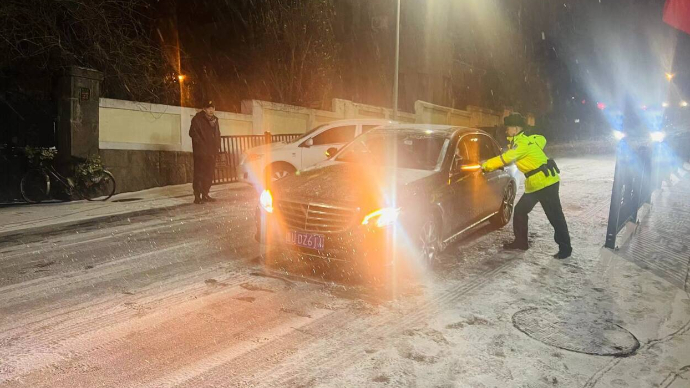 果然视频丨雪天路滑车辆受阻 青岛市南交警雪中推车