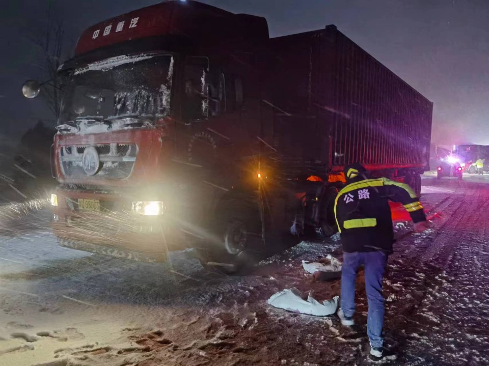 启动冰雪恶劣天气应急预案！临沂市公路事业发展中心除雪保畅通