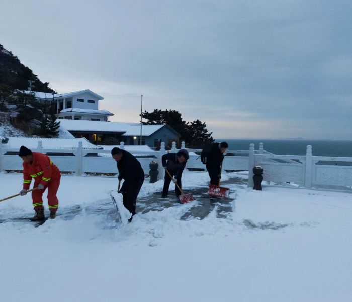 2月19日，青岛下了一夜的雪。截至20日6时，青岛市区雪量达到大雪级别，城阳、崂山、胶州甚至下了暴雪。以雪为令，各部门迅速行动，除冰清雪，全力保障城市正常运转，市民安全出行。根据天气预报，20日夜间，青岛中南部地区有暴雪，北部地区有大雪到暴雪。