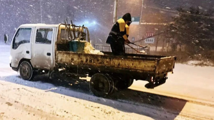 果然视频｜清理道路约80公里，城阳河套街道浴“雪”奋战保畅通