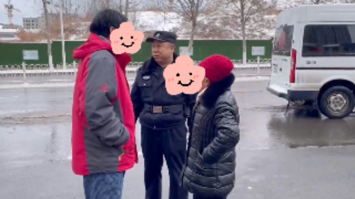 果然视频｜八旬老人雪天迷路 民警暖心救助