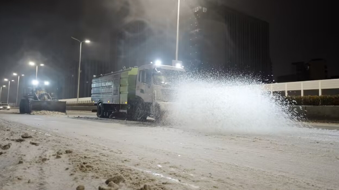 不间断机械+人工清雪除冰作业，重庆高架路交通受雨雪影响降最低