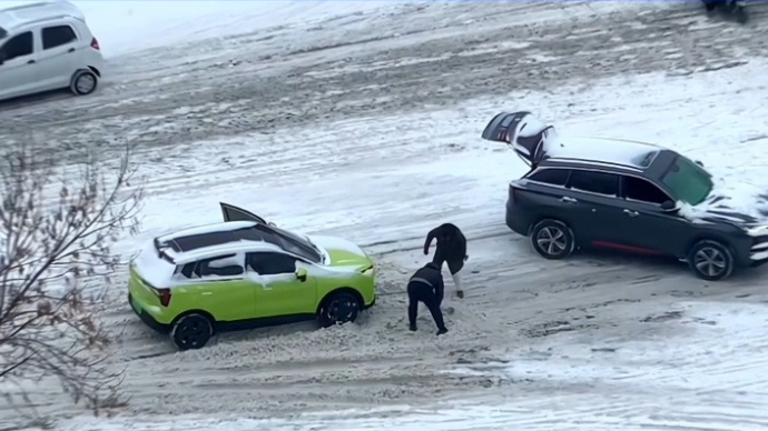 暴雪天也能热辣滚烫 一车被困雪地，邻车大哥提铲相助