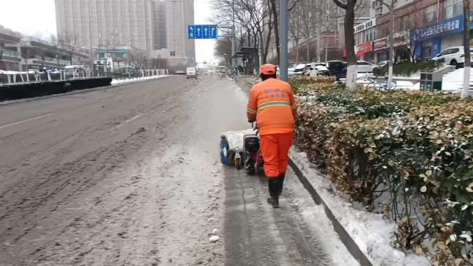 果然视频｜济南市中城管昼夜未停清雪除冰保畅通