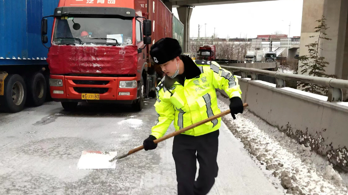 果然视频｜推车、铲雪、指挥交通…青岛开发区交警暖心守护平安路