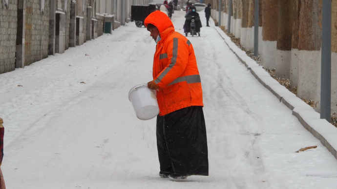 果然视频|济南大雪盖路难行，保洁员清雪一夜只睡三四个小时