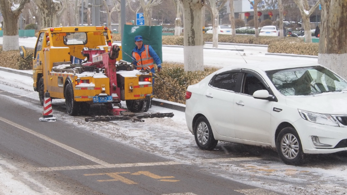 果然视频|济南大雪降临救援车很忙，车辆冲出马路受损被救援