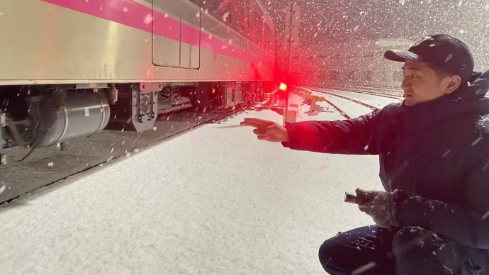果然视频｜延长运营时间，青岛地铁风雪中守护市民出行路