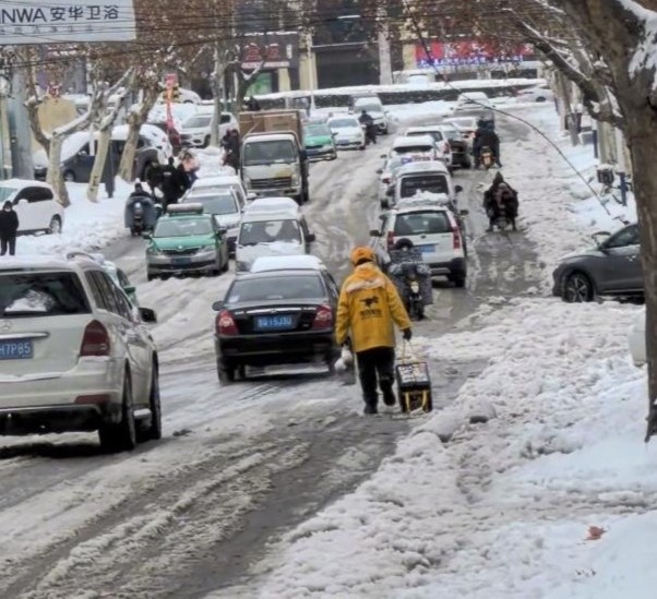分享奶茶、笑脸相迎……临沂市民：风雪中，我们稍等，小哥慢行