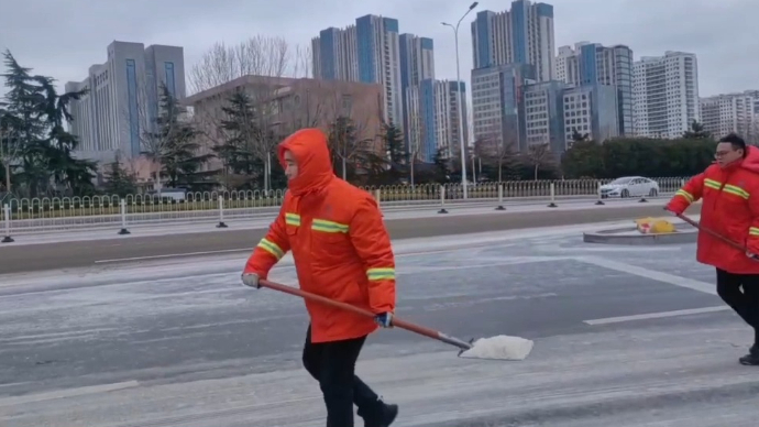 果然视频|撒布融雪剂200余吨，河东城管除雪保畅通