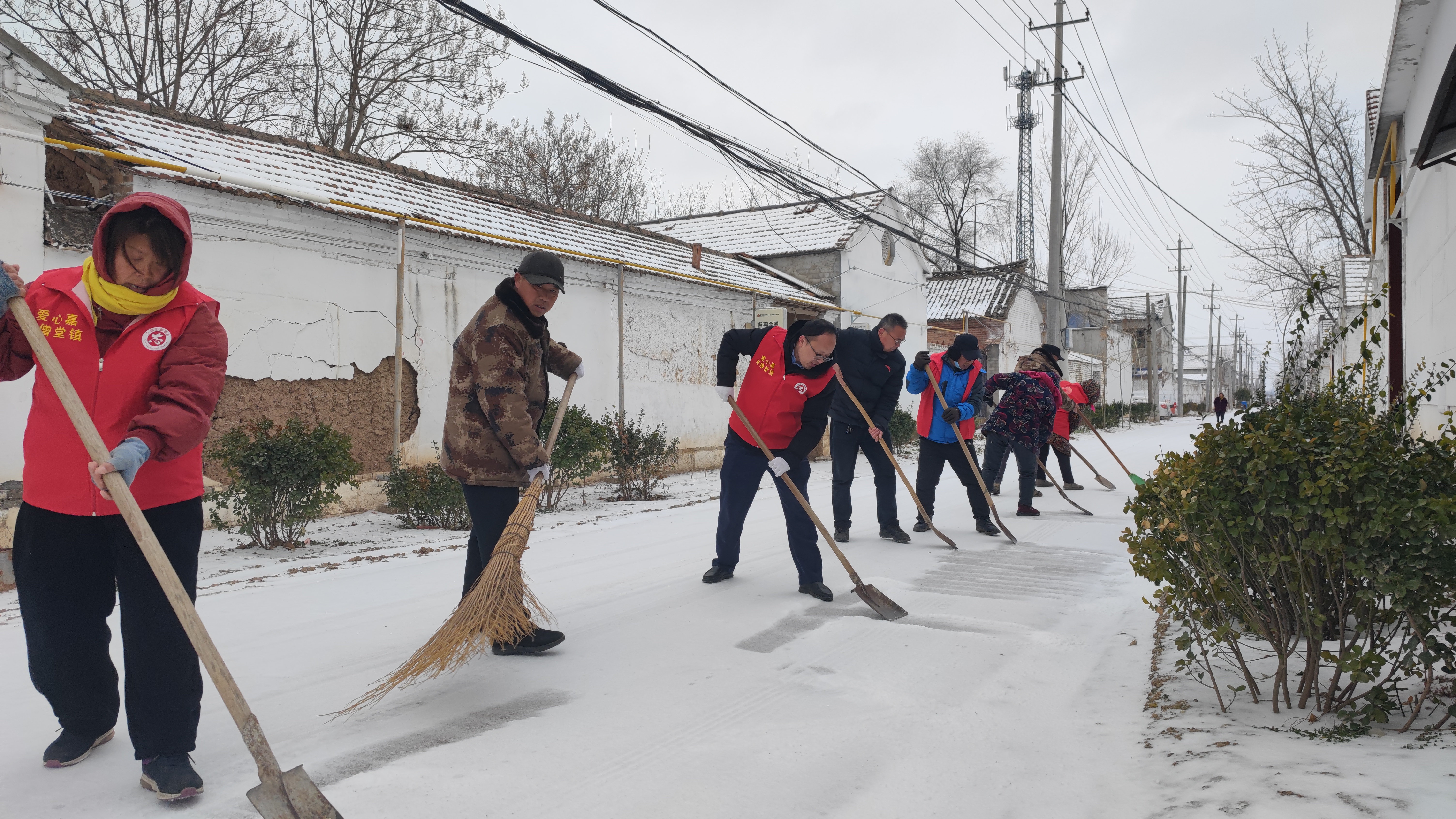 老僧堂镇开展我为群众办实事暨清扫积雪志愿服务活动