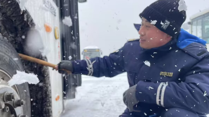 果然视频｜启动“破冰”模式 ，温馨巴士除冰铲雪保运营