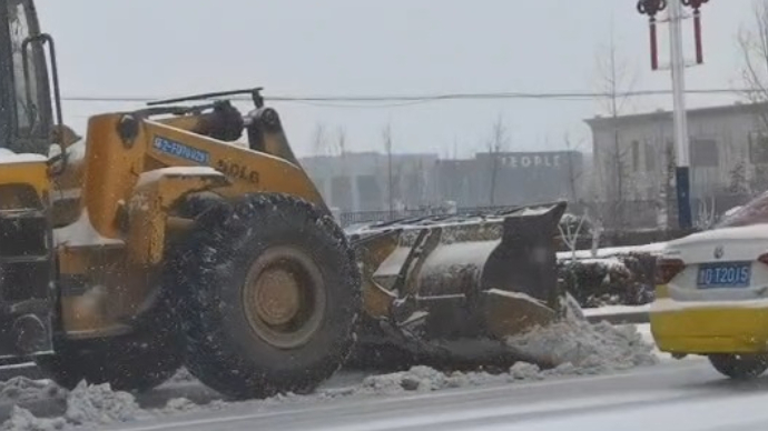 战暴雪 枣庄在行动 铲雪除冰全力保畅通