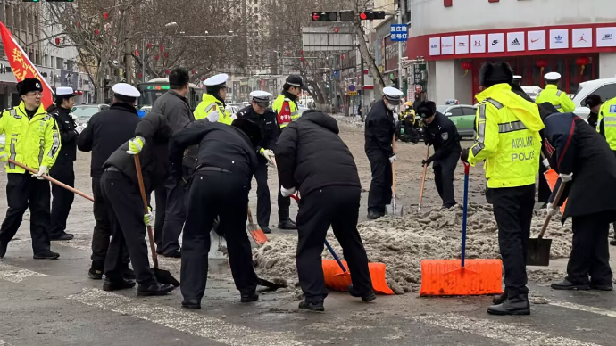 果然视频丨李沧交警严阵以待，除雪除冰保畅通
