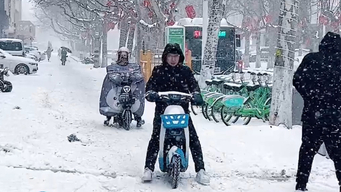 果然视频|临沂迎大雪，“双脚滑行”成骑车新姿势
