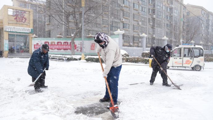 果然视频|黄屯街道干部群众齐上阵，扫雪除冰保畅通