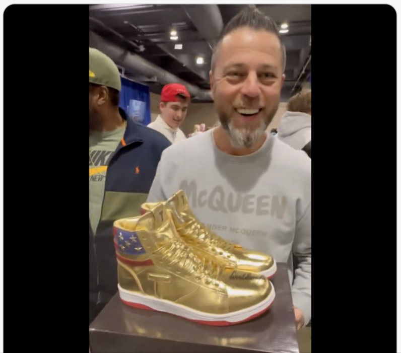 特朗普卖鞋宇宙尽头是带货还是选票