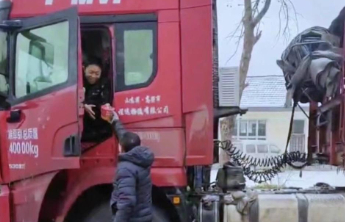 潍坊诸城突降大雪，村民自发为省道滞留人员送泡面和热水