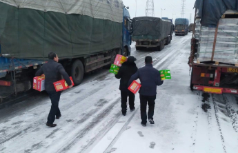 堵在冰雪路上，货车司机迎来一群沂水热心人