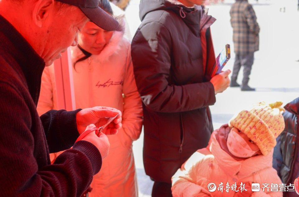 图集｜烟台“秧歌进城”庆新春 现场十余支队伍同台竞技
