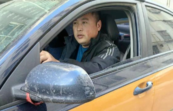乘客将200多克黄金遗落车上，出租车司机主动送还