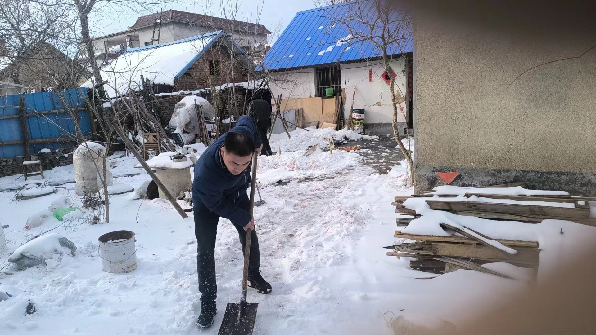 第一书记扎根基层谋实事 清除积雪服务群众保出行