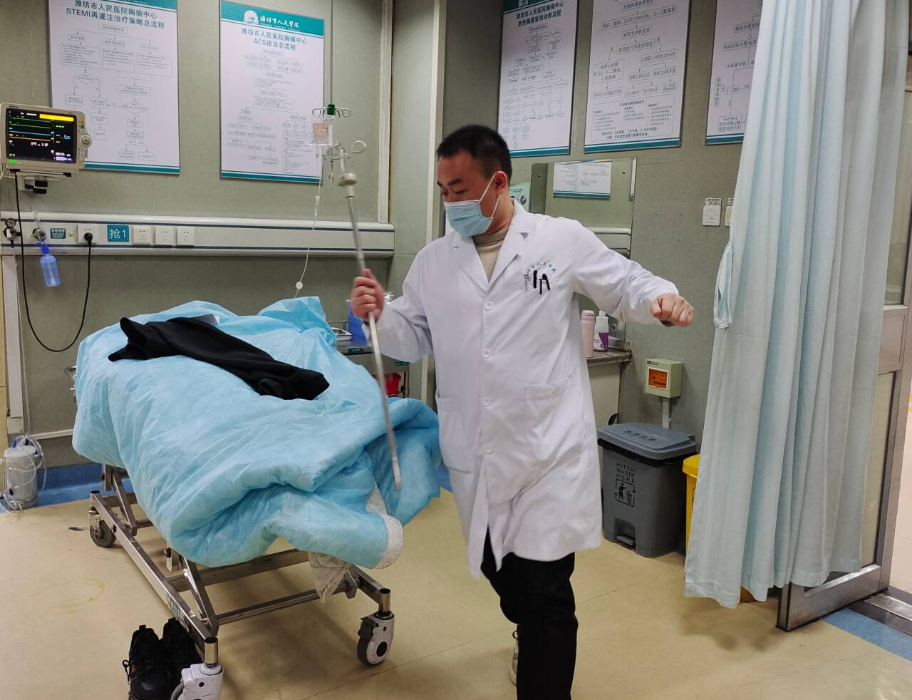 医院急诊分秒必争的元宵夜一晚抢救十几名急危重症