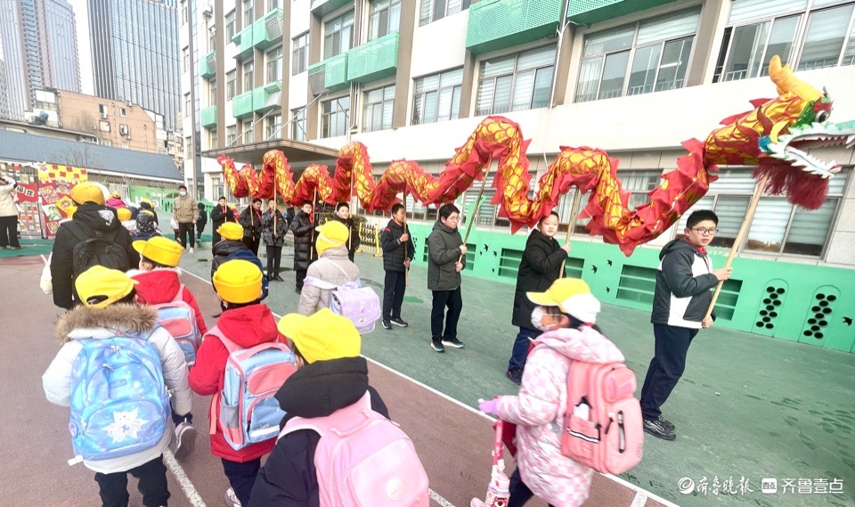 龙行校园南上山街小学开学首日小福龙再启航