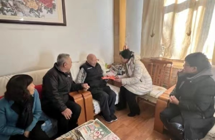 山东社会科学院开展走访慰问生活困难党员、老党员活动