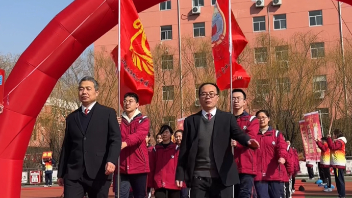 顶峰相见！泰安英雄山中学百日誓师大会，高三师生共迈“成功门”