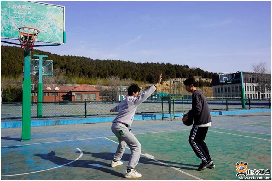 学院研究生薛琬麟作为助手,配合齐鲁医院重症医学科教授郭海鹏,李毅辉