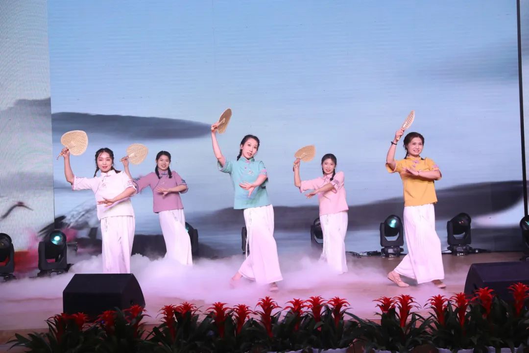 舞蹈《梦里酒香》歌曲《美丽的中国梦》相声《劝酒》歌曲《送你一朵小