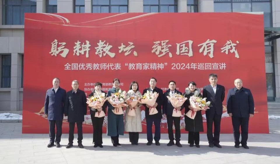 报告会上,韩冰川以《让童年成为幸福人生的起点》为题,结合自己的亲身