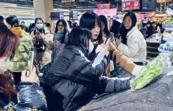 热闻|原价4.9元的生菜被炒到300元？还有人坐高铁去抢，大爷大妈都惊了！