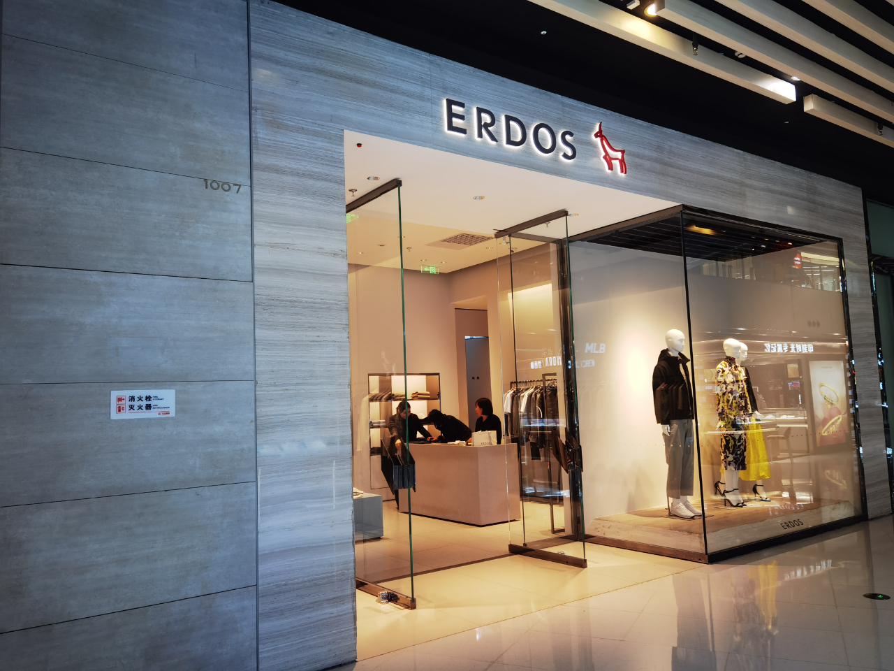 除此之外,对于代言人的选择,也让品牌与之相得益彰.