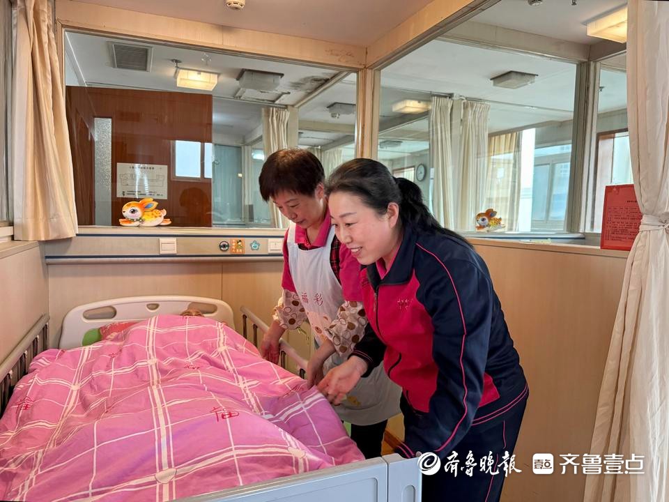 养老院女护理员：是护工是闺女是伙伴，照顾好老人是个良心活