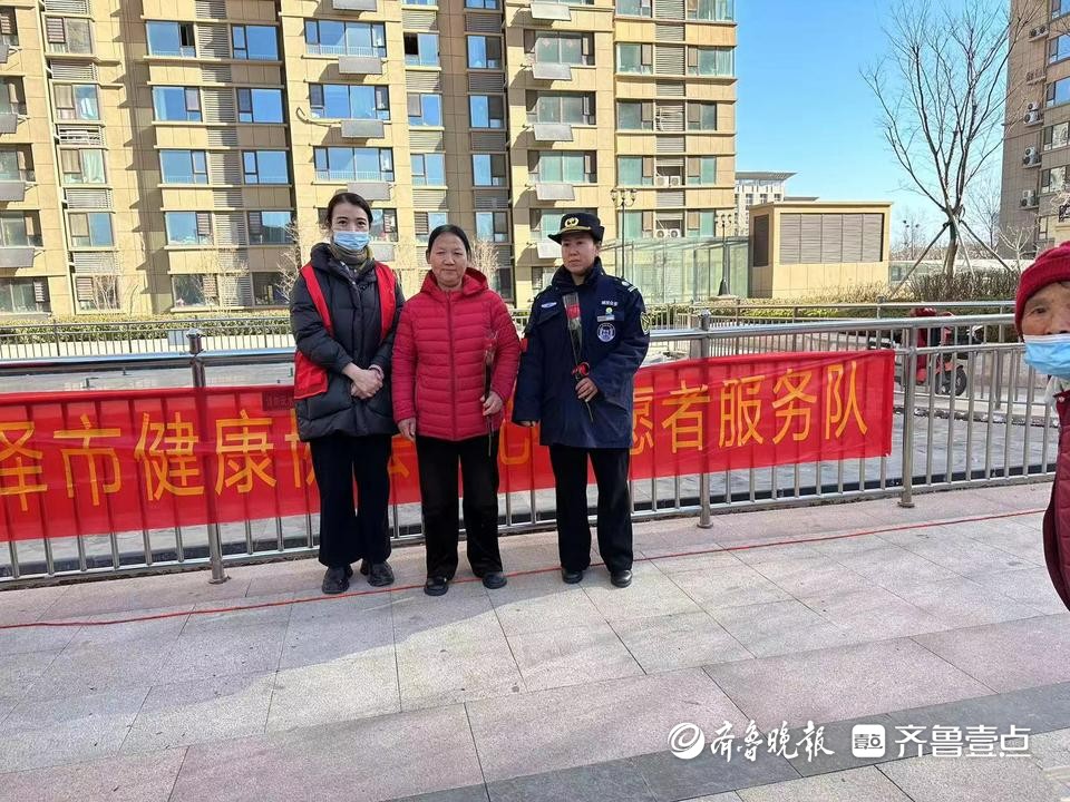 菏泽农商银行高新区支行联合辖区物业中心开展妇女节免费体检活动