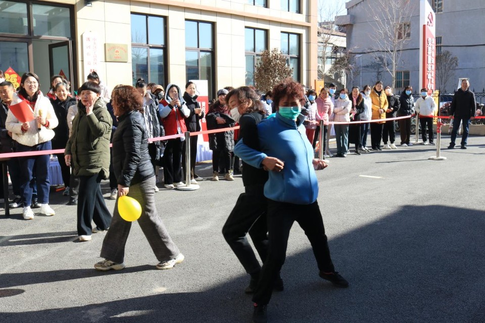 洸河街道黄庄社区开展三八妇女节趣味运动会活动