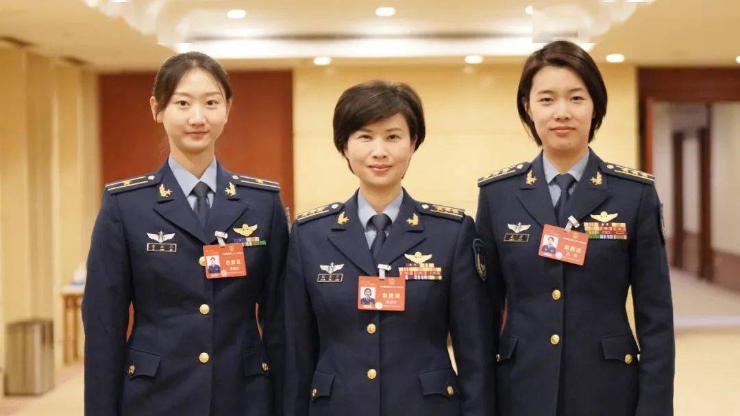 空军三代女飞两会同框飞行是职业更是信仰