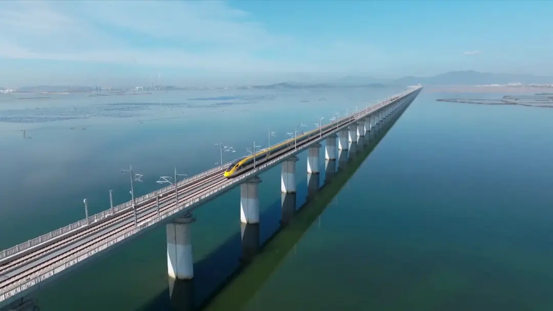 新知时速450公里全球最快高速列车cr450飞驰而来