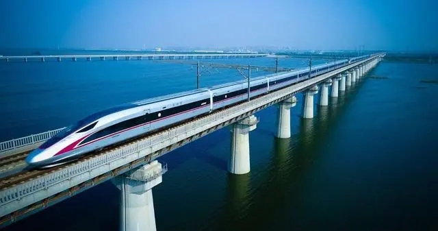 近年来,我国高铁里程不断刷新,与此同步刷新的,还有动车组.